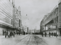 863578 Gezicht in de Lange Viestraat te Utrecht, met rechts de bouw van het nieuwe pand van het warenhuis Galeries Modernes.